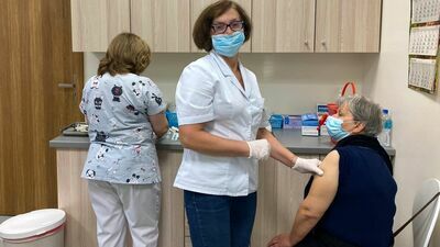 Podczas „białej soboty” zorganizowanej w przychodni przy al. Partyzantów w Puławach zaszczepiono 580 osób; niemal trzykrotnie więcej, niż w zwykły dzień. Szczepienia będą prowadzone także przy Bema: w najbliższą niedzielę, 19 grudnia