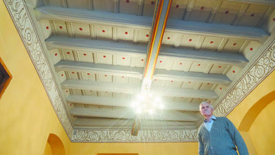 Krzysztof Madejski w izbie reprezentacyjnej kamienicy Rynek 6