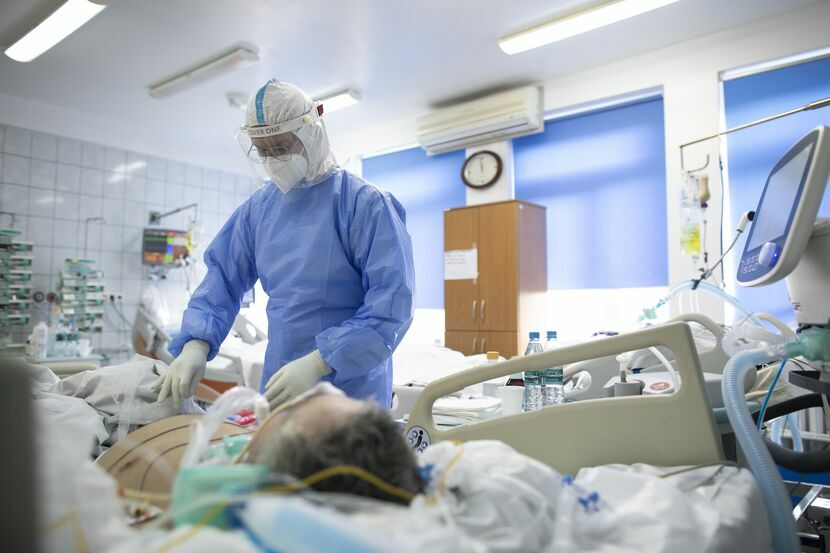 Wszystkie łóżka na oddziale intensywnej terapii dla pacjentów z COVID-19 w szpitalu przy al. Kraśnickiej w Lublinie są zajęte. – To już reguła, że zajmują je młodzi niezaszczepieni pacjenci – mówi szef oddziału 