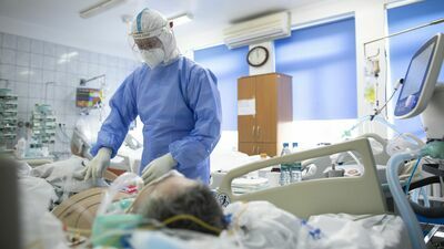 Wszystkie łóżka na oddziale intensywnej terapii dla pacjentów z COVID-19 w szpitalu przy al. Kraśnickiej w Lublinie są zajęte. – To już reguła, że zajmują je młodzi niezaszczepieni pacjenci – mówi szef oddziału 