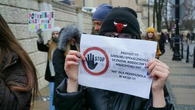 W połowie grudnia uczniowie przyszli przed Ratusz z transparentami, na których można przeczytać m.in. "Potrzebuję ciszy, piszę maturę", "Nie oddamy naszej szkoły".