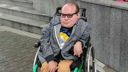 Respirator jeździ z Pawłem Iwaniukiem z tyłu na wózku 