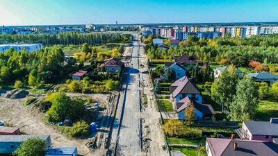 . Ulica Podmiejska prowadzi m.in. do rozrastającego się osiedla blokowisk