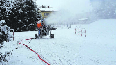 Przygotowanie do zimy na torze nartrorolkowym. Potem trasę przygotuje ratrak i mogą się pojawić narciarze