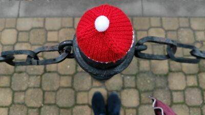 Autorka czapeczek, podobnie jak inne członkinie Bombardowania Włóczką, chce pozostać anonimowa