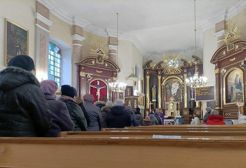 Na niedzielnej porannej mszy św. w kościele w Surhowie, mimo że jest obowiązek noszenia maseczek, proboszcz nie zwrócił uwagi wiernym, którzy ich nie mieli