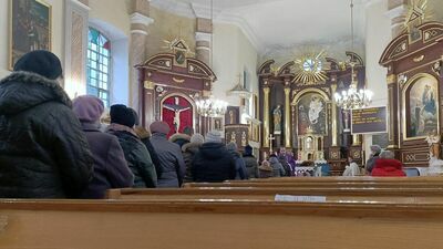 Na niedzielnej porannej mszy św. w kościele w Surhowie, mimo że jest obowiązek noszenia maseczek, proboszcz nie zwrócił uwagi wiernym, którzy ich nie mieli