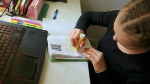 Szkolne sale opustoszeją od 20 grudnia do 9 stycznia. W praktyce oznacza to, że e-lekcje będą prowadzone przez sześć dni: od 20 do 22 grudnia oraz 4,5 i 7 stycznia