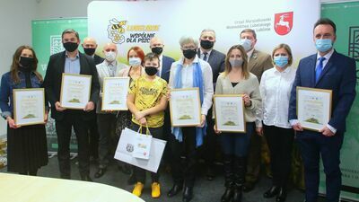 Ci uczniowie dużo wiedzą o pszczołach. Urządzali też przyjazne im ogrody