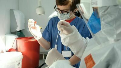 Jak zgłosić się na test, gdy osoba z którą się mieszka jest zakażona? Jest specjalna strona