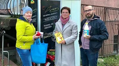 Radna Bożena Lecyk (z lewej) wraz ze stowarzyszeniem Radzyń Moje Miasta sprawdzała jak lodówka funkcjonuje w Międzyrzec Podlaskim