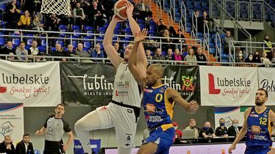 Roman Szymański (z piłką) i jego koledzy mają w zespole nowego kompana

