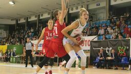 Ivany Jakubcovej (z piłką) nie zobaczymy w środę na parkiecie