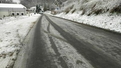 Ratusz tłumaczy, że ul. Białkowska Góra jest jedną z ulic, które nie są odśnieżane przez miasto stale, tylko interwencyjnie, gdy upomną się o to mieszkańcy.