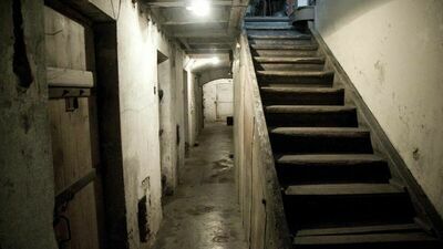 W budynku zachowały się oryginalne cele i drzwi z judaszami