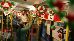 W sobotę Bombardowanie Włóczką przygotowywało świąteczny trolejbus 