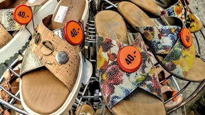 Klientka kradła kapcie i alkohol. Za oknem stał policjant i wszystko widział