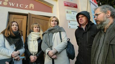 Rodzice są przeciwko likwidacji szkoły. Na zdjęciu Lidia Bartoszewska, Monika Bogucka, Anna Józefowicz-Romska, Krzysztof Basiński, Mikołaj Maciejewski