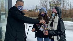 Marysia (z lewej) i Emilia podczas niedzielnej zbiórki na WOŚP przy ul. Willowej. Trafiły właśnie na pana Janusza, który wychodząc ze sklepu postanowił wesprzeć Orkiestrę