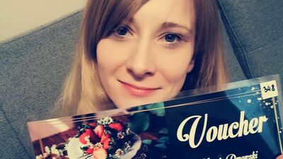 „Dzięki Wielkiej Orkiestrze Świątecznej Pomocy i Jurkowi Owsiakowi mamy możliwość grać do jednej bramki i to ponad wszelkimi podziałami. Tym celem jest pomoc wszystkim dzieciom. Trzymam kciuki, by w tym roku został pobity kolejny rekord zbiórki WOŚP. Ja swoją cegiełkę dołożyłam m.in. podczas naszej świdnickiej licytacji - napisała w niedzielę na Facebooku radna Edyta Lipniowiecka, zamieszczając zdjęcie z voucherem.