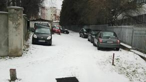 Samochody stojące na wąskim odcinku są utrudnieniem dla innych kierowców