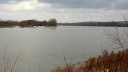 Według pracowników spółki "Prom" kuter znajduje się ok. 1,5 km w dół rzeki od przeprawy w Bochotnicy