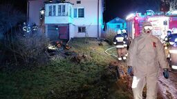 Do spalonego domu strażacy musieli wejść w ubraniach zabezpieczających przed COVID-19
