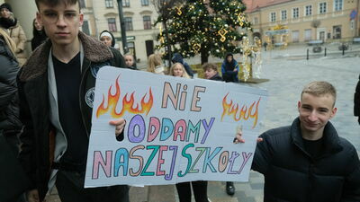 Maturzyści skarżą się, że przeniesienie liceum na ul. Krochmalną (na czas przebudowy parteru przy Farbiarskiej) bardzo utrudni im przygotowania do egzaminu dojrzałości. W grudniu zeszłego roku uczniowie VII LO organizowali protest przed Ratuszem