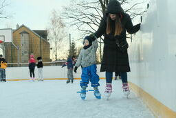 Świdnik. Można się już ślizgać na szkolnym lodowisku. Wypożyczalnia też działa
