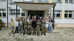 Rodzice, uczniowie, pracownicy szkoły przy wsparciu m.in. Agrounii wciąż walczą o swoją placówkę. To najstarsza szkoła mundurowa na Lubelszczyźnie, która przygotowuje do zawodu żołnierza i strażnika granicznego