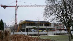 Nowa biblioteka powstaje w miejscu, w którym stał pawilon wystawowy Domu Chemika. Na jej budowę Puławy otrzymały 4,5 mln zł ze środków unijnych