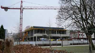 Nowa biblioteka powstaje w miejscu, w którym stał pawilon wystawowy Domu Chemika. Na jej budowę Puławy otrzymały 4,5 mln zł ze środków unijnych