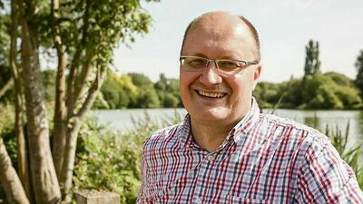 Czy przyjechałbym dzisiaj do Wielkiej Brytanii wiedząc, że trzeba będzie przejść przez tak wiele niepotrzebnych biurokratycznych przeszkód? Odpowiedź jest prosta: nie, bo będzie dużo prościej (i szybciej!) wyjechać do Niemiec czy Holandii – pisze Michał Siewniak