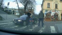 Złapała dziecko i ratowała się ucieczką z przejścia przed samochodem