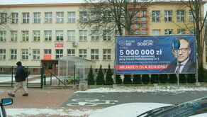 Reklama z posłem Arturem Soboniem