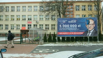 Reklama z posłem Arturem Soboniem