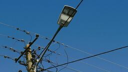 W ciągu najbliższych lat powinna zniknąć zdecydowana większość starych, sodowych lamp oświetlenia ulicznego. Ich miejsce zajmą oszczędniejsze ledy