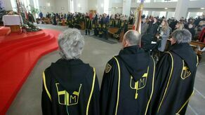 Czarne płaszcze, żółte znaki na piersi. Pierwsi rycerze św. Jana Pawła II w Lublinie