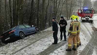 23-latka jadąca renault uderzyła w drzewo
