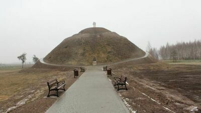Kopiec Henryka Sienkiewicza w Woli Okrzejskiej ma 15 metrów wysokości. Został usypany w latach 1932–1938