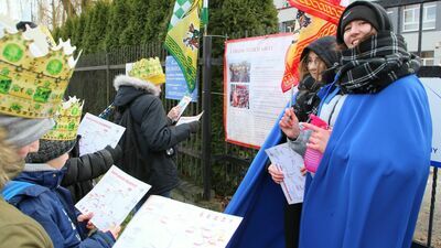 Jedna ze stacji orszakowej gry miejskiej na trasie z centrum do stajenki. Spacerowiczów witali wolontariusze