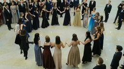 W wielu szkołach studniówki odbywają się w świetle fleszy i kamer. Na zdjęciu bal II LO w Lublinie