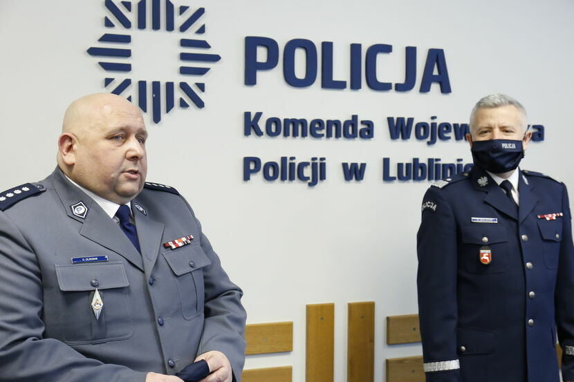 Pierwszy z lewej nadkomisarz Olgierd Oleksiak 