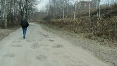 Fragment ul. Węglinek prowadzący z os. Poręba w kierunku przystanku kolejowego Lublin Zachodni to wyboje i dziury
