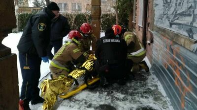 Nieprzytomny mężczyzna na ulicy. Zareagował świadek