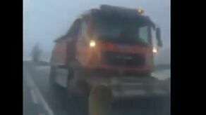 Lubelskie. Nagłe zaskoczenie, bo pług śnieżny jedzie lewym pasem. Co na to drogowcy?