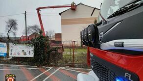 Częściowo zniszczony dach w Kraśniku