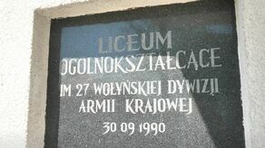 Seniorzy zamiast uczniów? Kolejna odsłona sporu wokół liceum mundurowego w Dubience