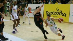 Aleksandra Stanacev (z piłką) opuściła w trzeciej kwarcie boisko z grymasem bólu na twarzy