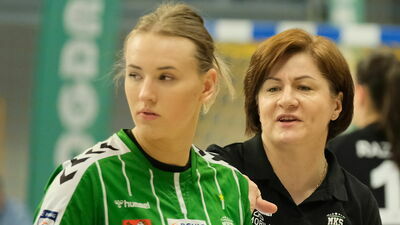 Dominika Więckowska (na pierwszym planie) spotka się dzisiaj na boisku ze swoją młodszą siostrą